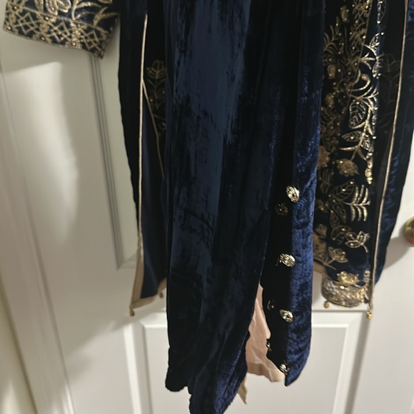 Pakistani 3 peice velvet suit - Picture 10 of 11